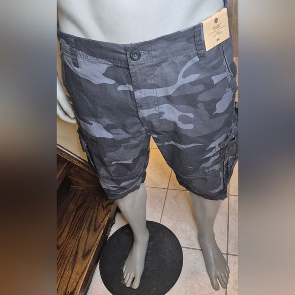 Urban Heritage Black and Gray Camo Cargo Shorts - Picture 3 of 11